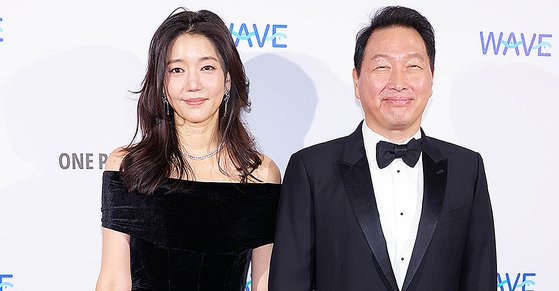 Choi Tae-Won, chairman of SK Group, and Kim Hee-Young, president of the T&C Foundation, attended a gala dinner in Paris, France, on October 14, local time.[Getty]
