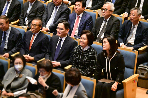  Lee Jae-Yong, chairman of Samsung Electronics, attended the "Lee Kun-hee, Chairman of Samsung, 3rd Anniversary Memorial Music Concert" held at the Samsung Electronics Human Resources Development Center in Yongin, Gyeonggi Province, on October 19, along with Hong Lae-hee, former director of Samsung Museum of Art Leeum, and Lee Seo-hyun, chairman of Samsung Welfare Foundation. [Samsung Electronics]