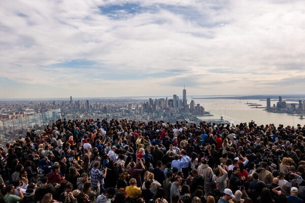 개기일식을 보기 위해 모여든 뉴욕 시민들 [AFP]