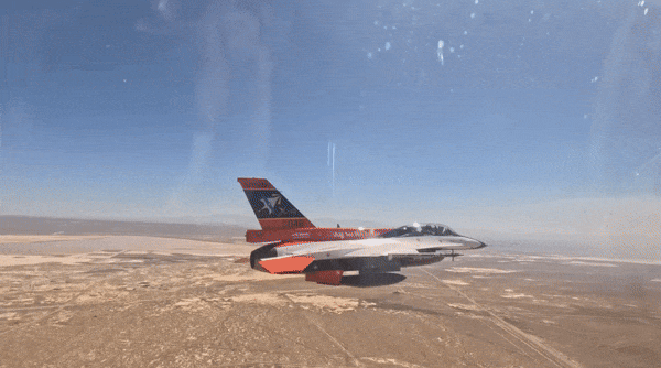 미군의 AI F-16 전투기와 유인 F-16 간 공중전 시험 장면 [미국 고등계획연구국(DARPA), 유튜브 캡처]