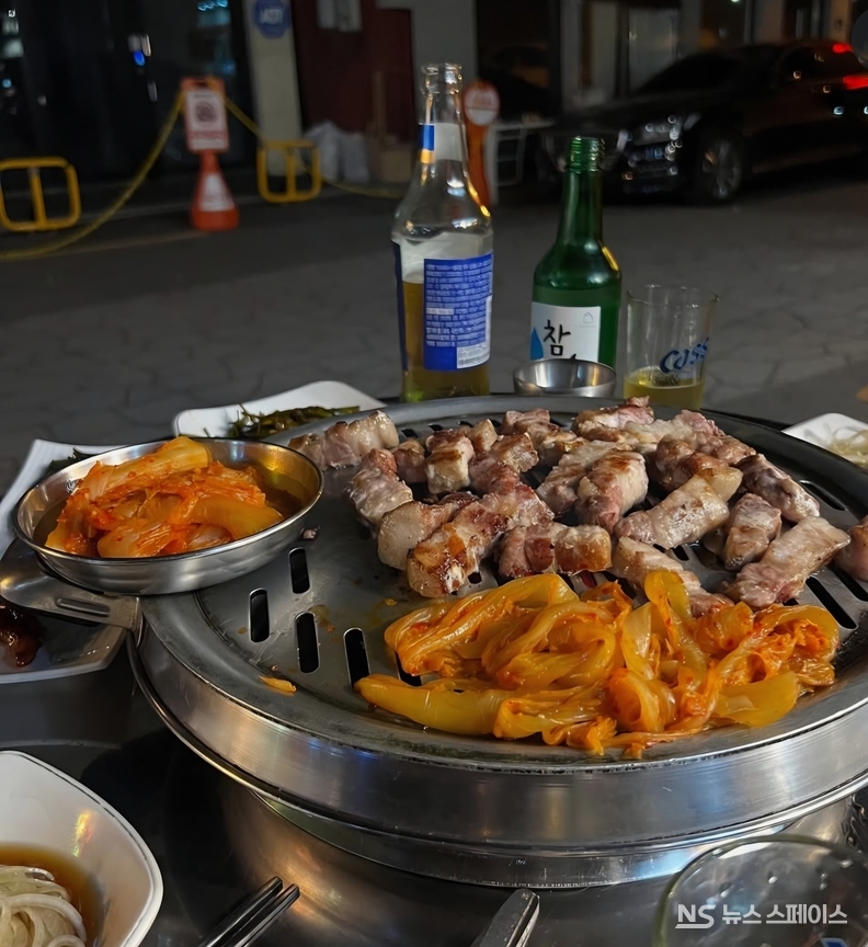 회사 직원들이 삼겹살과 소주로 회식하는 모습. 기사내용과 상관없음 / 뉴스스페이스DB 