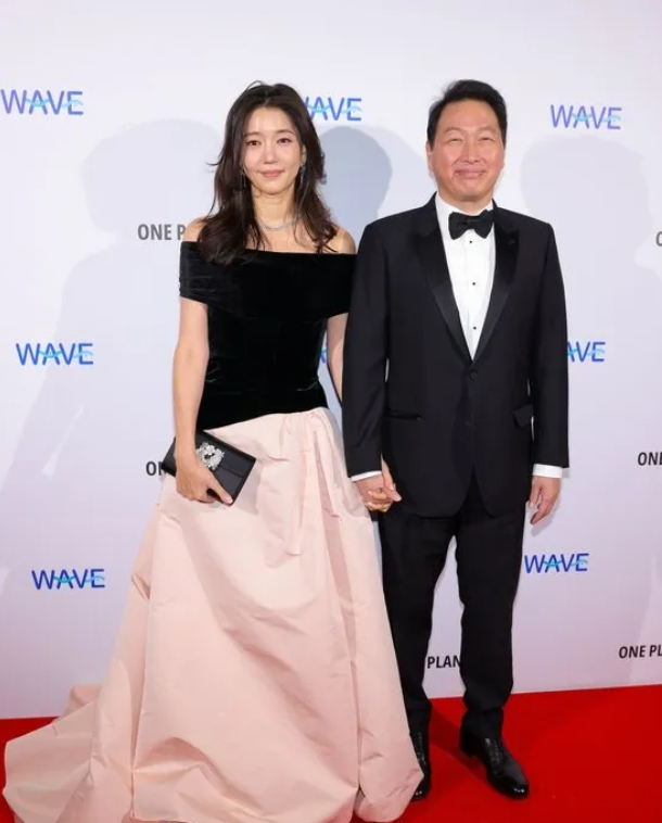 2023년 10월 18일 파리 루이비통 재단 뮤지엄에서 열린 국제박람회기구(BIE) 회원국 대표들을 초청한 갈라 디너 행사에 최태원 SK그룹 회장이 김희영 이사장과 동반 참석해 화제가 됐다. / 게티이미지