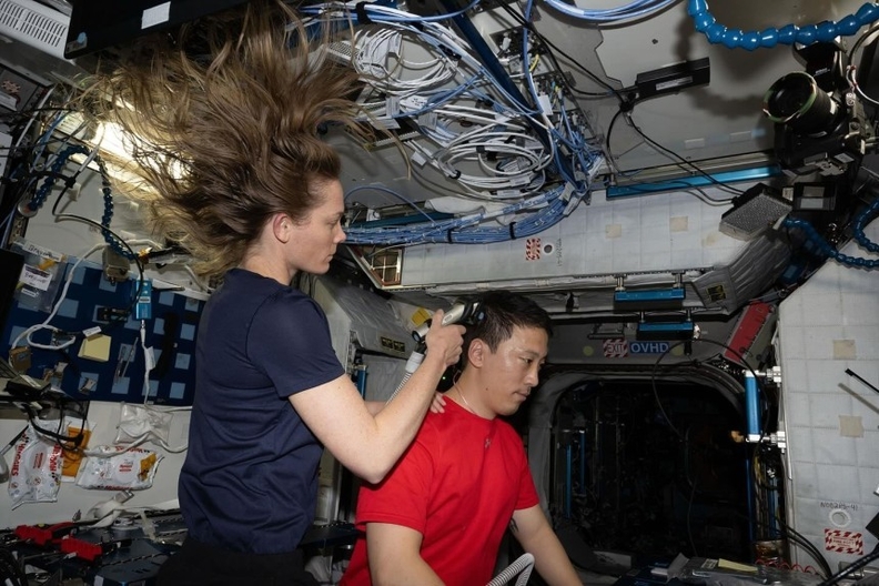 2025년 4월 18일(현지시간) 국제우주정거장(ISS)에서 한국계 미국인 우주비행사 조니 김(오른쪽)이 동료 우주인에게 이발을 받고 있다. / 조니 김 인스타그램