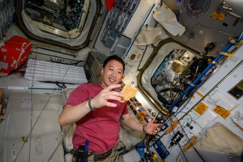 2025년 4월 29일 국제우주정거장(ISS)에서 식사 중인 한국계 미국인 우주비행사 조니 김 / 조니 김 인스타그램