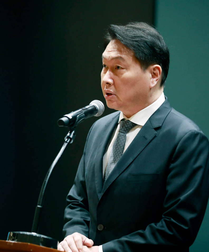 최태원 SK그룹 회장이 2025년 5월 7일 서울 중구 을지로 SK텔레콤 사옥에서 열린 SKT 사이버 침해 사고 관련 데일리 브리핑에 참석해 대국민 사과를 하고 있다. / SK텔레콤