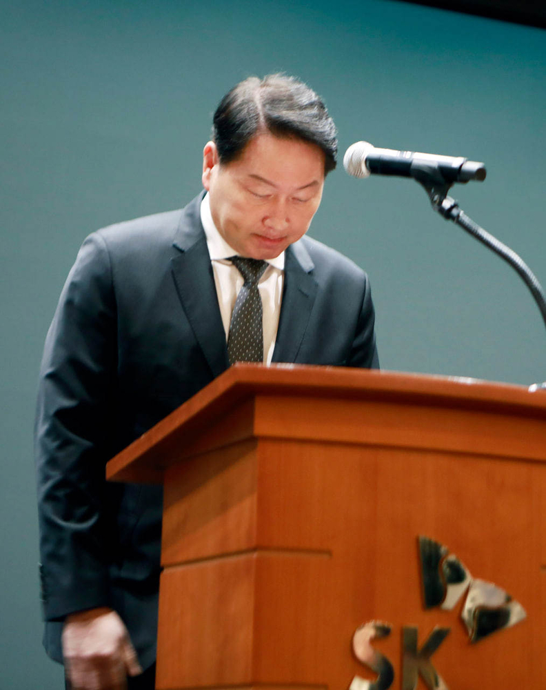 최태원 SK그룹 회장이 2025년 5월 7일 서울 중구 을지로 SK텔레콤 사옥에서 열린 SKT 사이버 침해 사고 관련 데일리 브리핑에 참석해 대국민 사과를 하고 있다. / SK텔레콤