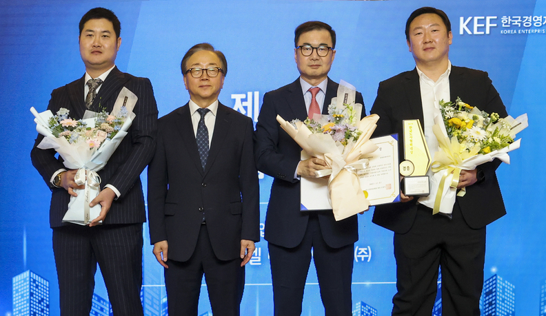 현대엘리베이터가 제37회 한국노사협력대상 시상식에서 대기업 부문 우수상을 수상한 뒤 기념사진을 촬영하고 있다. (왼쪽부터) 윤민욱 현대엘리베이터 사무직노조위원장, 이동근 한국경총 상근부회장, 조재천 현대엘리베이터 대표이사, 주인수 현대엘리베이터 노조위원장 / 현대엘리베이터