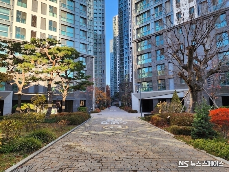가장 적은 평수인 20평대도 40억원에 육박할 정도로 상품성이 좋은 반포센트럴자이 아파트. 고속터미널 신세계백화점 강남점 도로 건너편에 위치해 입지끝판왕이라고 알려졌다. / 뉴스스페이스DB