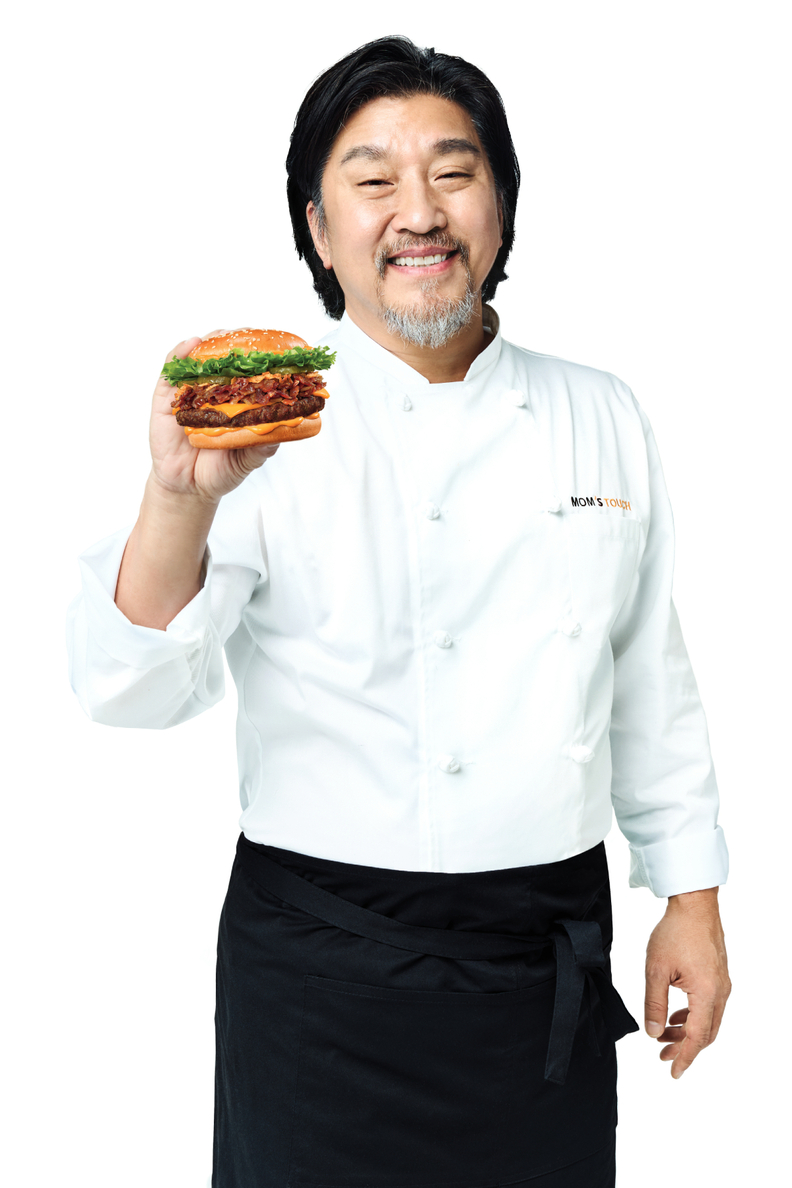 에드워드 리 비프버거를 들고 있는 에드워드 리 셰프 / 맘스터치