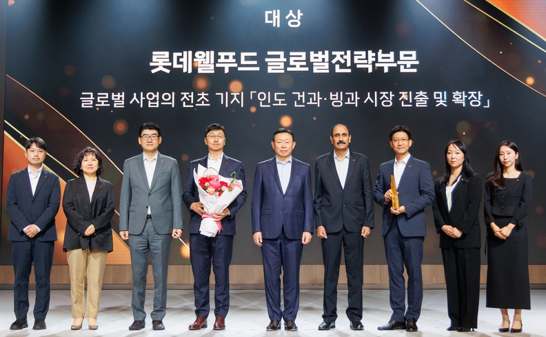 롯데그룹이 5월 12일 서울 송파구 롯데호텔 월드에서 ‘2025 롯데 어워즈’를 개최하고, 인도 시장 개척에 성과를 낸 롯데웰푸드를 대상으로 선정했다. 롯데 어워즈는 지난 한 해 동안 도전과 혁신정신으로 고객가치를 창출한 임직원들의 성과를 격려하고 시상하는 행사다. 롯데어워즈 대상을 시상한 신동빈 롯데 회장(사진 왼쪽에서 다섯 번째)과 수상자인 이창엽 롯데월푸드 대표(사진 왼쪽에서 네 번째). / 롯데그룹