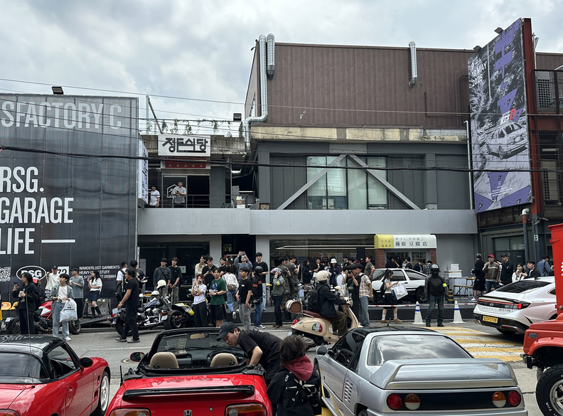 코오롱FnC 남성복 브랜드 시리즈가 레이싱 만화 ‘이니셜D’와의 협업을 기념하며 5월 9일부터 18일까지 진행한 성수 팝업스토어의 전경. 많은 방문객들이 협업 팝업을 찾아 기념 사진을 촬영하는 모습 / 코오롱fnc