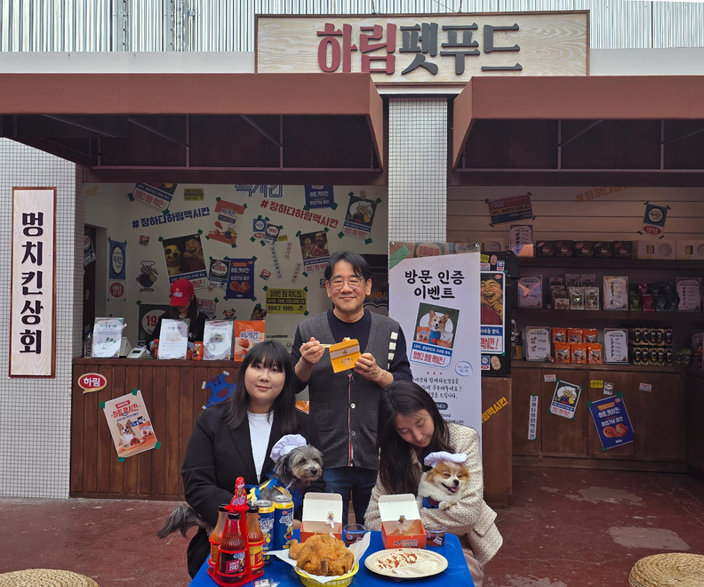 하림펫푸드의 '더리얼 맥시칸 양념 멍치킨'은 국내 최초 양념치킨 브랜드 '맥시칸 치킨'과 콜라보한 강아지 간식이다. / 하림펫푸드