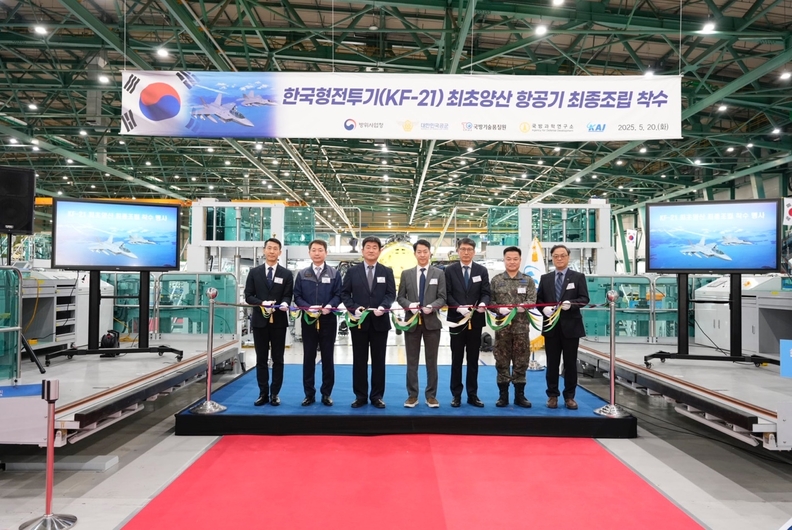 KF-21 한국형 전투기 최초양산 1호기의 최종 조립 단계 착수행사. KAI 차재병 고정익사업부문장과 방위사업청 정규헌 미래전력사업본부장을 비롯한 정부 관계자, 국내 항공 협력업체 등 주요 관계자80여 명이 참석했다. / KAI