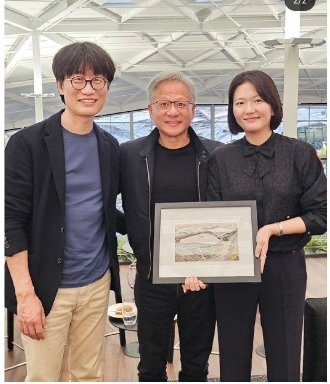 2024년 6월 27일 (왼쪽부터) 이해진 네이버 창업자, 젠슨 황 엔비디아 CEO, 최수연 네이버 대표가 미국 캘리포니아주 산타클라라에 위치한 엔비디아 본사에서 만난 뒤 기념촬영한 모습 / 네이버 인스타그램