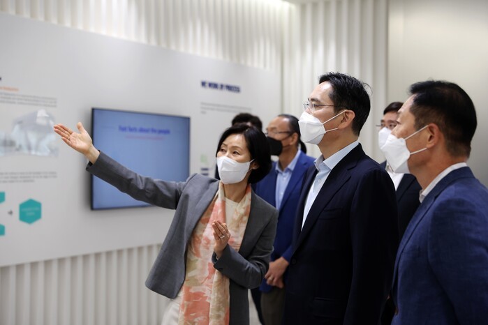 2022년 10월 11일 삼성바이오로직스 제4공장 준공식에 참석한 이재용 회장(왼쪽에서 두 번째) / 삼성전자