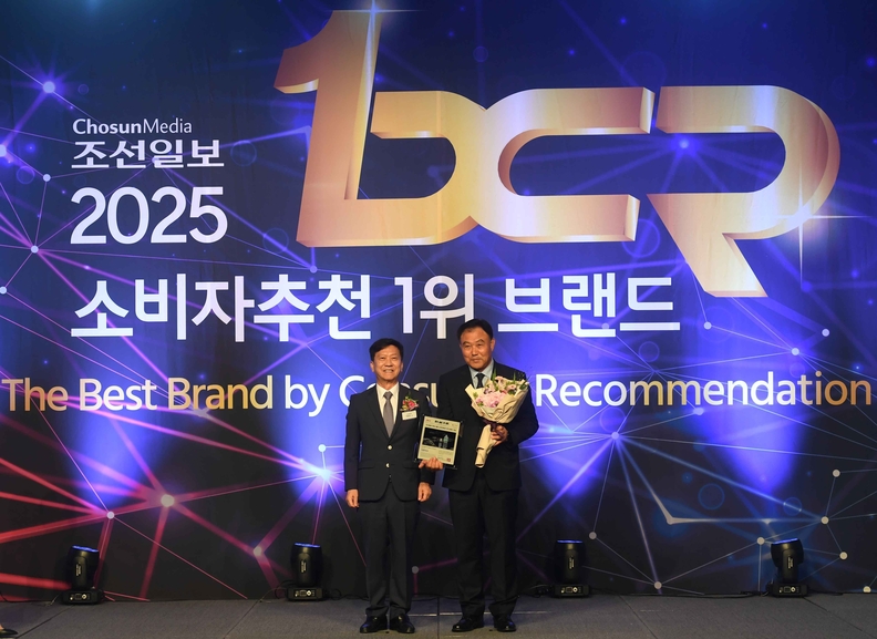 제주삼다수가 22일 서울 더플라자 호텔에서 열린 ‘2025 소비자추천 1위 브랜드’ 시상식에서 생수 부문 대상을 수상했다. / 삼다수