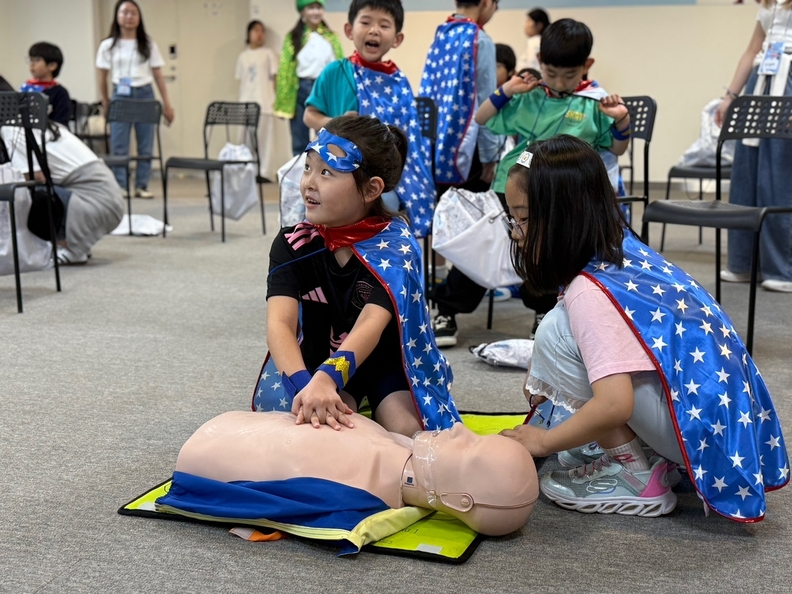 소방안전교육에 참여한 아동들이 심폐소생술(CPR) 실습을 하고 있다. / 롯데물산