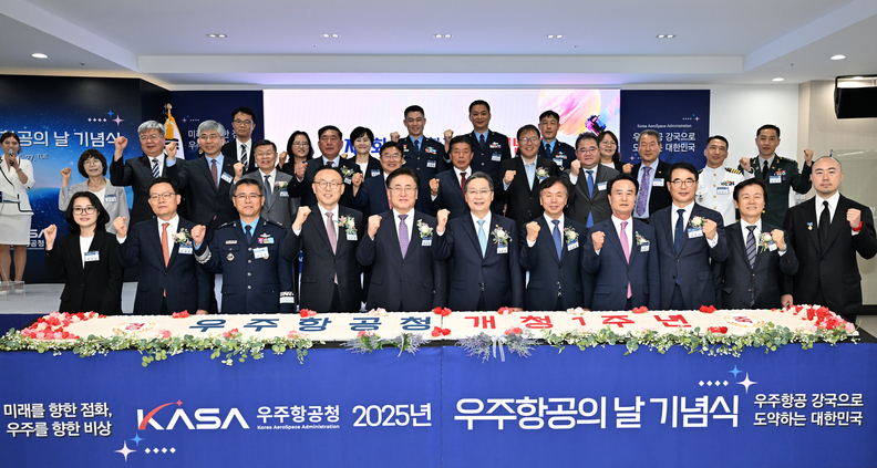 5월 27일 오전 사천에서 개최된 ‘우주항공의 날 기념식’에 참석한 내빈들이 기념촬영을 하고 있다. / 우주항공청