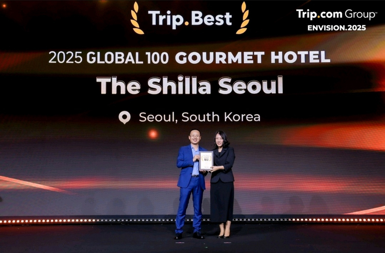  5월 26일 트립닷컴(Trip.com) 상해 본사에서 진행된 Trip.Best 시상식에서 서울신라호텔이 ‘2025 트립.베스트 글로벌 100 고메 호텔’을 수상하고 있다. (왼쪽부터) 트립닷컴 브루스 두(Bruce Du) 총괄 부서장, 서울신라호텔 황유나 인차지(In-charge, 프로젝트 과정을 이끌어가는 중요한 책임자) / 신라호텔