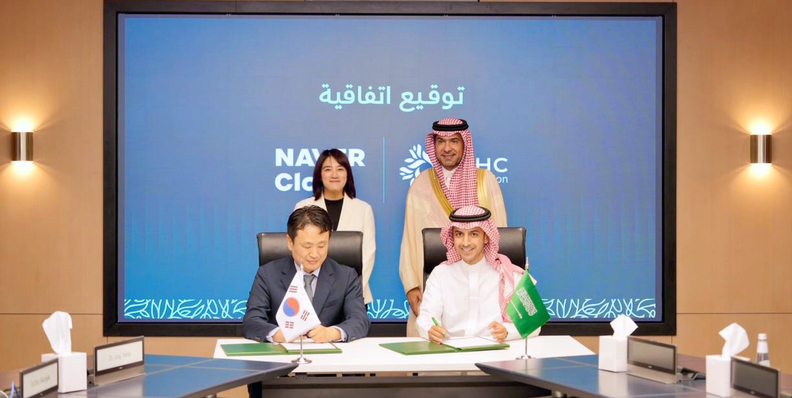 NAVER Innovation 합작법인 계약 서명식. (왼쪽 뒤부터 시계방향대로) 채선주 네이버 전략사업대표, 마제드 알 호가일 자치행정주택부 장관, 라이얀 알아킬 NHC Innovation CEO, 한상영 네이버클라우드 글로벌 DX&이노베이션 전무 / 네이버