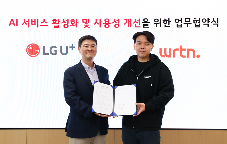 LG유플러스가 고객들에게 차별화된 AI 경험을 제공하기 위해 생성형 AI 전문 기업 ‘뤼튼테크놀로지스(이하 뤼튼)’과 손을 잡았다. 사진은 5월 28일 서울 용산 LG유플러스 사옥에서 진행한 업무협약식에서 이재원 LG유플러스 컨슈머부문장(왼쪽)과 이세영 뤼튼 대표가 기념촬영을 하는 모습. / LG유플러스