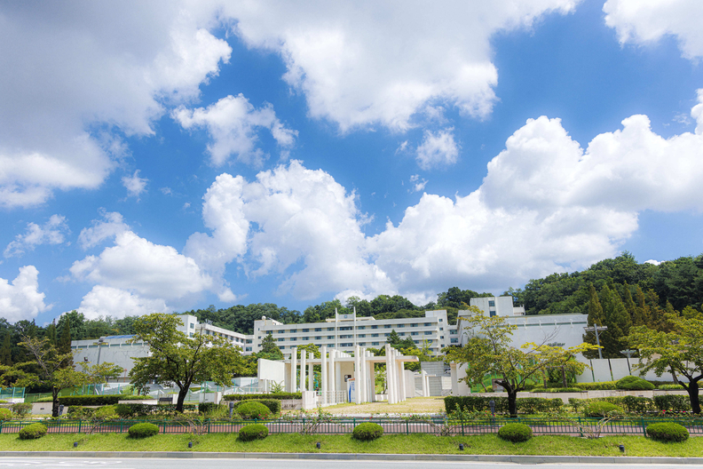 경희대학교가 국토교통부에서 진행하는 ‘스마트+ 빌딩 핵심기술 개발’ 사업에 선정됐다. 이번 사업으로 경희대는 세계 최초로 사용자와 사람의 관점에서 인간-로봇 공존 건축환경을 위한 범용 건축설계 및 리모델링 기술 개발에 도전한다. 사진은 경희대학교 공과대학 전경 / 경희대