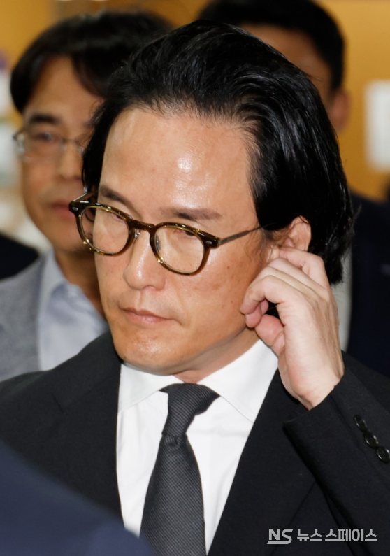 조현범 한국앤컴퍼니 회장이 5월 29일 서울 서초구 서울중앙지방법원에서 열린 '200억 횡령·배임 혐의' 1심 선고 공판에 출석하고 있다. / 뉴스스페이스DB