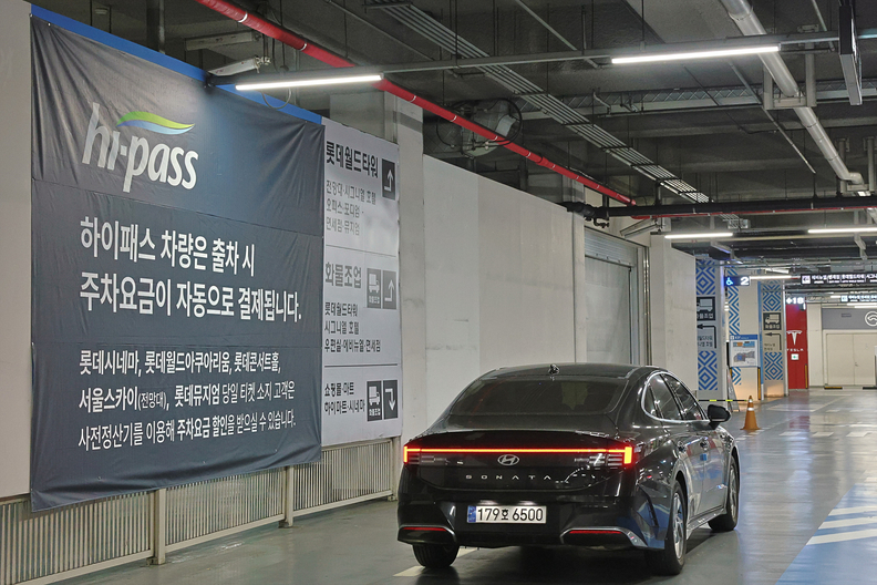 2025년 6월 2일부터 롯데월드타워·몰 주차장이 무정차 자동 결제가 가능한 '하이패스 주차장'으로 운영된다. / 롯데물산