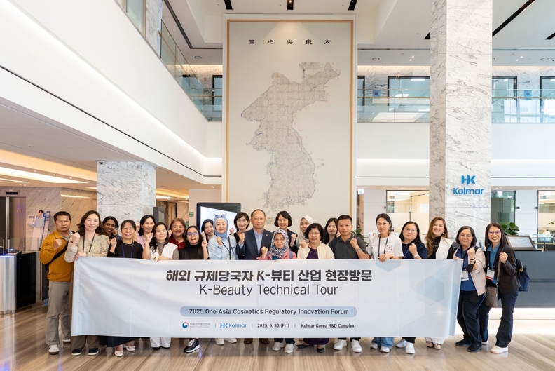 5월 30일 한국콜마 종합기술원을 방문한 아시아 주요국 규제 당국자들과 최현규 한국콜마 대표이사 등 관계자들이 기념사진을 촬영하고 있다. / 한국콜마