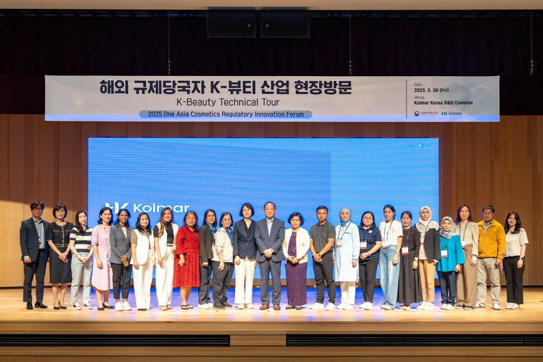 5월 30일 한국콜마 종합기술원 대강당에서 아시아 주요국 규제 당국자들과 최현규 한국콜마 대표이사 등 관계자들이 기념사진을 촬영하고 있다. / 한국콜마