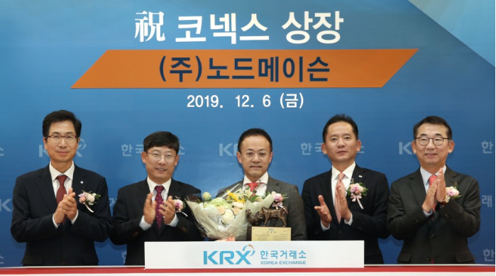 2019년 12월 6일 오전 서울 영등포구 한국거래소 사옥에서 열린 노드메이슨 코넥스시장 신규상장기념식. (왼쪽부터) 김현철 한국IR협의회 부회장, 정운수 한국거래소 코스닥시장본부장, 이병훈 노드메이슨 대표이사, 강성범 미래에셋대우 IB1부문 대표, 김군호 코넥스협회 회장이 박수치고 있다. / 금융위원회