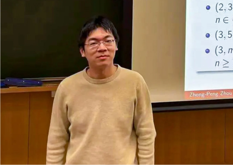 중국의 28세 수학자 저우중펑은 베이징대 박사과정을 중퇴하고 화웨이에서 알고리즘 엔지니어로 일하다가, 야간과 주말마다 IUT를 독학했다. 결국 그는 IUT의 복잡한 구조를 해독하고, 기존보다 훨씬 간결한 증명과 실용적 계산이 가능한 새로운 해법을 내놓았다. / SCMP