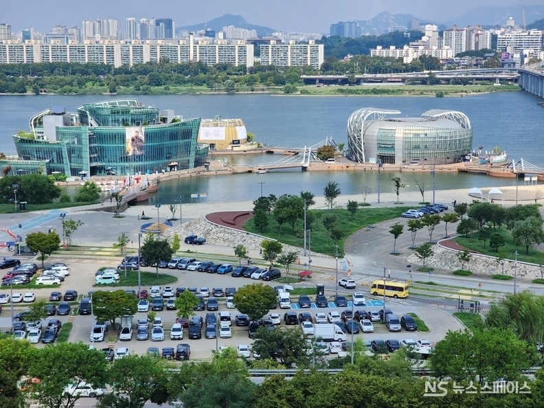반포동 래미안 원베일리 스카이라운지에서 바라본 세빛섬 전경 / 뉴스스페이스DB