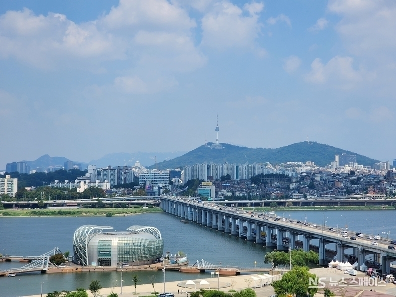'세빛섬'은 세 섬을 뜻한다. 영어로는 "Sevit Islets"으로 불러야 할 것 같지만 공식 명칭은 "Some Sevit"이다. 원래는 각각 비스타(Vista), 비바(Viva), 테라(Terra)였으나, 공연장과 달빛 산책로가 있는 문화 공연의 섬인 가빛섬(Some Gavit), 문화 체험 시설이 있는 채빛섬(Some Chavit), 수상레저 시설이 있는 솔빛섬(Some Solvit)이다. 반포동 래미안 원베일리 스카이라운지에서 바라본 세빛섬 전경 / 뉴스스페이스DB