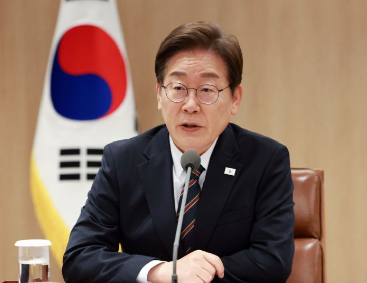 이재명 대통령이 “라면 한 개 2000원 한다는 데 진짜냐”며 라면값을 직접 언급하자, 농심·오뚜기·삼양·팔도 등 국내 주요 라면업체들이 긴장하고 있다. / 대통령실