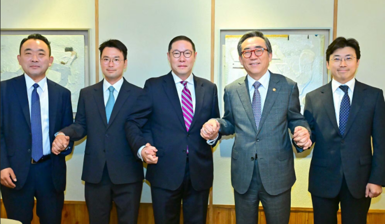 2025년 10월 말 경주에서 열리는 아시아태평양경제협력체(APEC·Asia-Pacific Economic Cooperation) 정상회의의 성공적인 개최를 위해 APEC 기업인 자문위원회(ABAC·APEC Business Advisory Council) 위원들이 손을 맞잡았다. (왼쪽부터) 이성우 대한상공회의소 국제통상본부장, 이규호 코오롱 부회장, 조현상 HS효성 부회장, 조태열 외교부 장관, 이주완 메가존클라우드 대표. / HS효성 제공