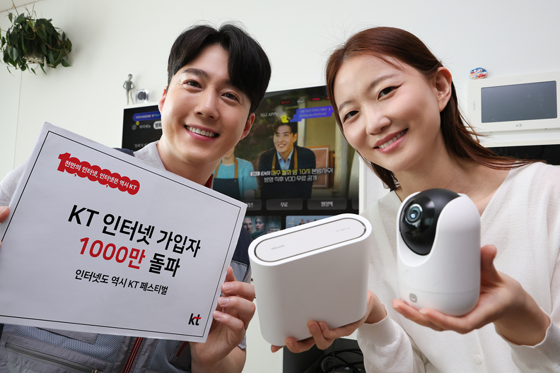 KT는 초고속 인터넷 서비스가 국내 최초로 누적 가입자 1000만명을 돌파했다고 10일 밝혔다. KT 초고속 인터넷 설치 기사와 고객이 ‘인터넷도 역시 KT 페스티벌’을 홍보하고 있다. / KT