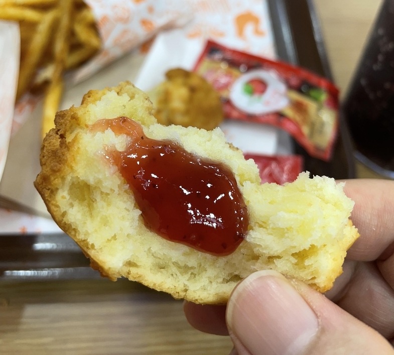 딸기잼 발라 한 입 깨물면 비스킷이 이렇게 맛난데 무엇이 더 필요할까요.. 이 순간 행복하고 만족하면 그만인것을.