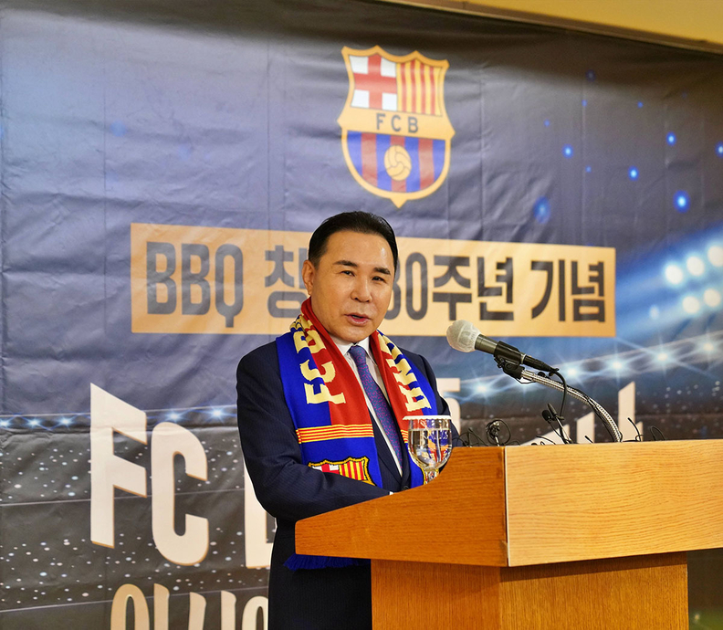 제너시스BBQ 그룹 윤홍근 회장이 2025 FC바르셀로나 아시아투어 서울 매치 후원을 기자간담회를 통해 발표하고 있다. / 제너시스BBQ
