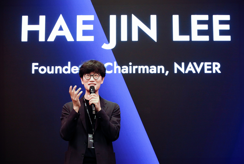 6월 5일(현지시간) 미국 실리콘밸리에 위치한 포시즌 호텔에서 ‘Venturing NAVER’s Next Chapter’ 네트워킹 행사를 개최했다. 이해진 의장은 스타트업에서 시작해 성장한 경험, AI 시대에 대한 시각, 향후 스타트업과 인재, 미래 기술에 적극 투자하고 협력하며 함께 성장하는 생태계를 만들어 가겠다는 의지를 내비쳤다. / 네이버