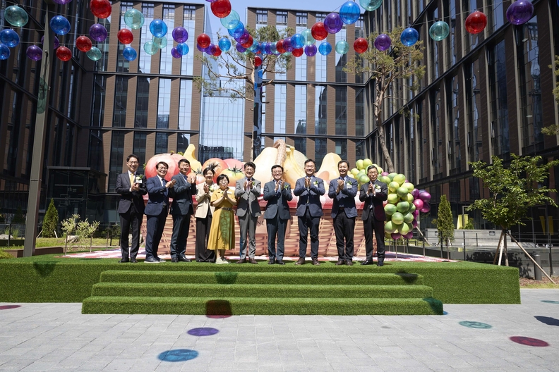 진성준 국회의원(서울 강서을), 진교훈 강서구청장, 이현정 LG아트센터장, 박수미 서울식물원장, 권영근 코엑스마곡 컨벤션센터 사업단장, 국민연금공단 안준상 실장, 이지스자산운용 신동훈 대표 등이 원그로브 그랜드 오픈식에 참석했다. / 원그로브