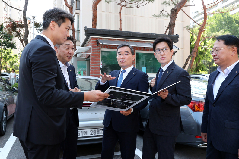 김보현 대우건설 사장(왼쪽에서 3번째)이 개포우성7차 단지를 방문해 현장을 둘러보고 있다. / 대우건설