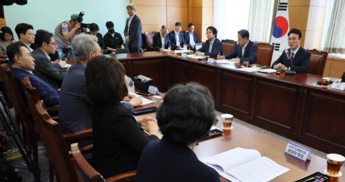김민석 국무총리 후보자(오른쪽)가 6월 14일 서울 종로구 통의동 금융감독연수원에 마련된 청문회 준비단 사무실에서 식품·외식업 협회와 전문가 등이 참석한 가운데 열린 밥상물가 안정을 위한 경청 간담회에서 발언하고 있다. 윤홍근 한국외식산업협회장(BBQ그룹 회장)(왼쪽)은 "배달앱 때문에 팔수록 적자”라며, 공공 배달앱 지원과 수수료 상한제 도입을 강력히 요구했다. / 국무총리실