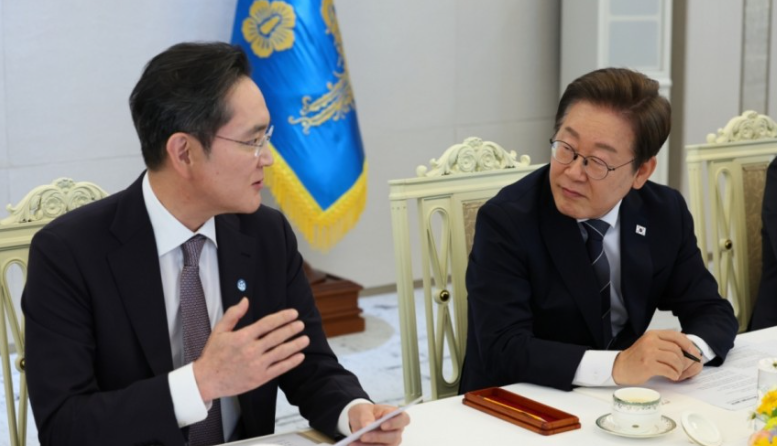 이재명 대통령(오른쪽)과 이재용 삼성전자 회장이 6월 13일 서울 용산 대통령실에서 6경제단체와 기업인 간담회에서 만나 경제 위기 극복과 미래 산업 육성을 위해 대화를 나눴다. / 대통령실