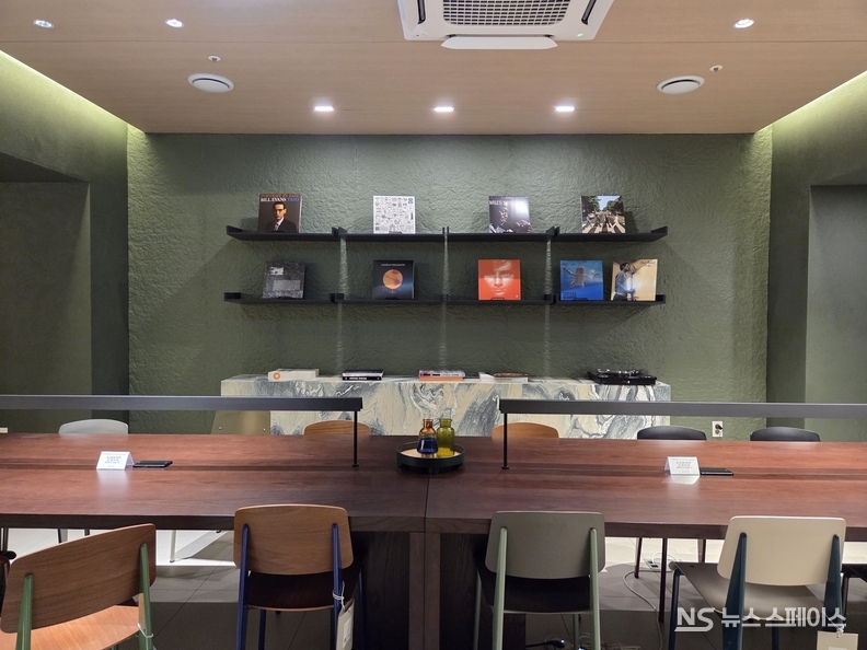 강남고급 아파트에 비즈니스 미팅이나 가족 모임, 네트워킹 행사를 위해 마련된 세미나실과 대연회실은 아파트가 단순한 거주 공간을 넘어, ‘사적 커뮤니티 허브’로 진화하고 있음을 보여준다. / 뉴스스페이스DB