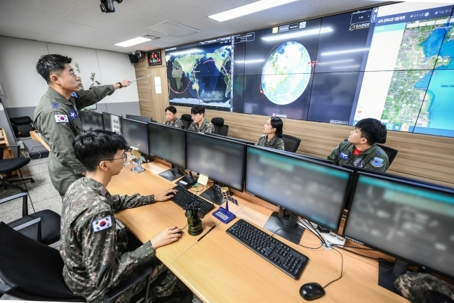공군 우주작전전대 우주작전센터에서 임무를 수행하고 있는 장면. / 공군