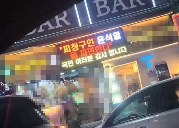 이번 논란은 단순히 한 점주의 일탈로 끝나지 않았다. 온라인상에서는 ‘표현의 자유’와 ‘브랜드 보호’라는 두 가치가 첨예하게 충돌했다. 진영 갈등이 점화되며 해당 매장은 별점 테러와 응원 댓글이 극명하게 엇갈렸고, 본사 홈페이지와 고객 게시판에도 항의와 옹호가 쏟아졌다. / 인터넷커뮤니티
