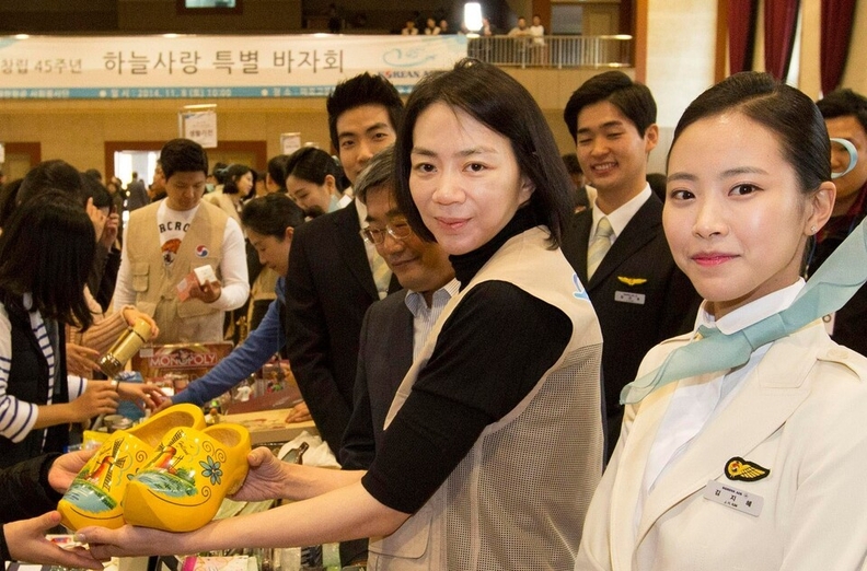 조현아 대한항공 부사장과 대한항공 객실승무원들의 바자회 모습 / 대한항공