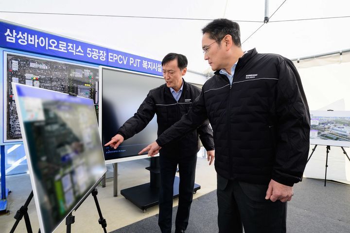 삼성바이오로직스 송도 사업장을 찾은 이재용 회장이 5공장 건설 현장에서 관계자 브리핑을 듣고 있다. / 삼성바이오