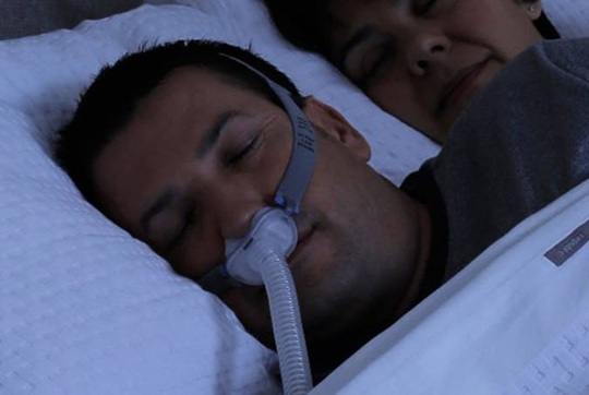 레즈메드의 CPAP. 레즈메드는 사람이 더 나은 수면과 호흡을 통해 잠재력을 최대한 발휘하고, 가정에서 맞춤형 케어를 받을 수 있는 세상을 지향한다. / 레즈메드